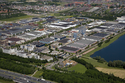 802406 Luchtfoto van het bedrijventerrein Oudenrijn (Strijkviertel) te De Meern (gemeente Utrecht), uit het zuidoosten; ...